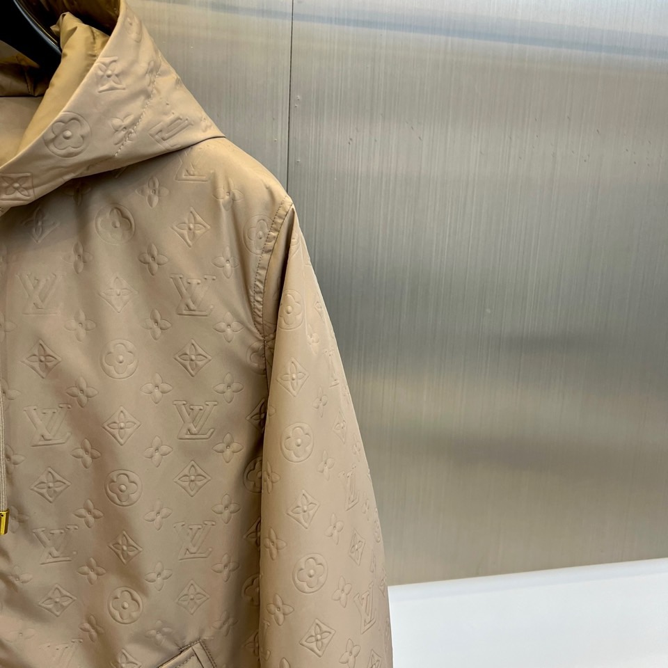 1v威登（白鹅绒）、2025秋冬新品连帽羽绒服夹克外套，以卡其色Monogram暗纹面料演绎低调奢华。面