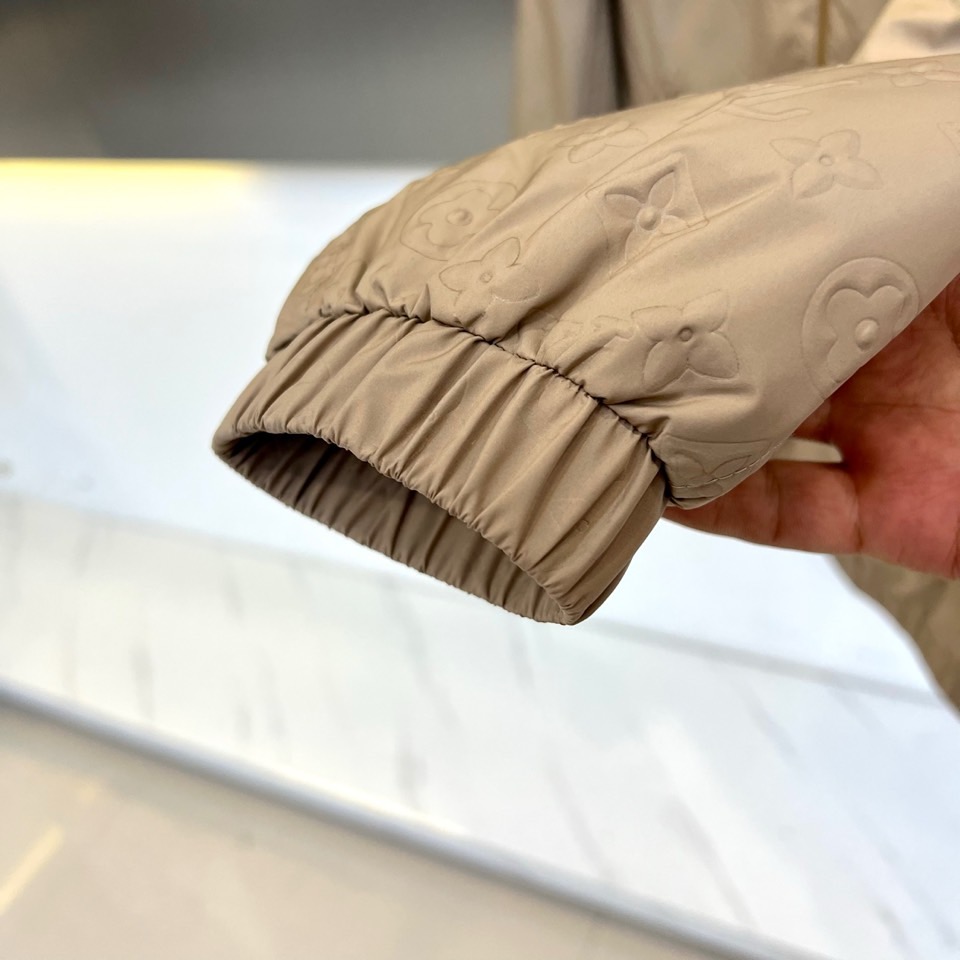 1v威登（白鹅绒）、2025秋冬新品连帽羽绒服夹克外套，以卡其色Monogram暗纹面料演绎低调奢华。面