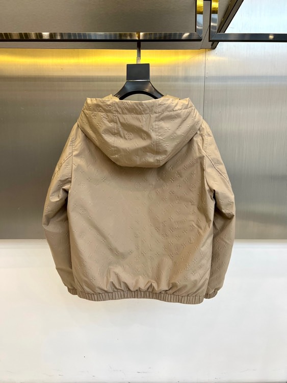 1v威登（白鹅绒）、2025秋冬新品连帽羽绒服夹克外套，以卡其色Monogram暗纹面料演绎低调奢华。面