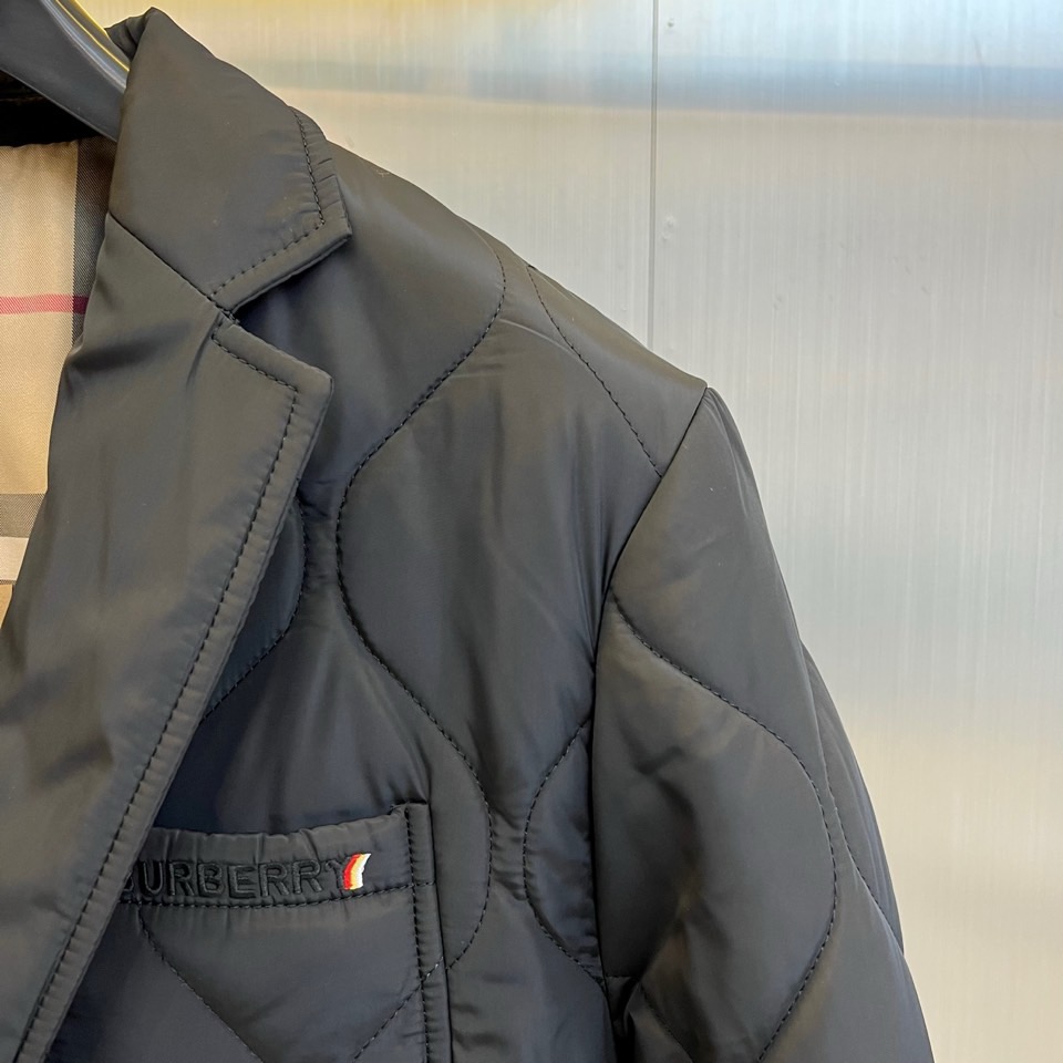 Bur巴宝莉、25秋冬新品 浅卡其绗缝西装外套 | 英伦优雅的当代诠释经典菱格，隽永美学浅卡其色菱形绗缝