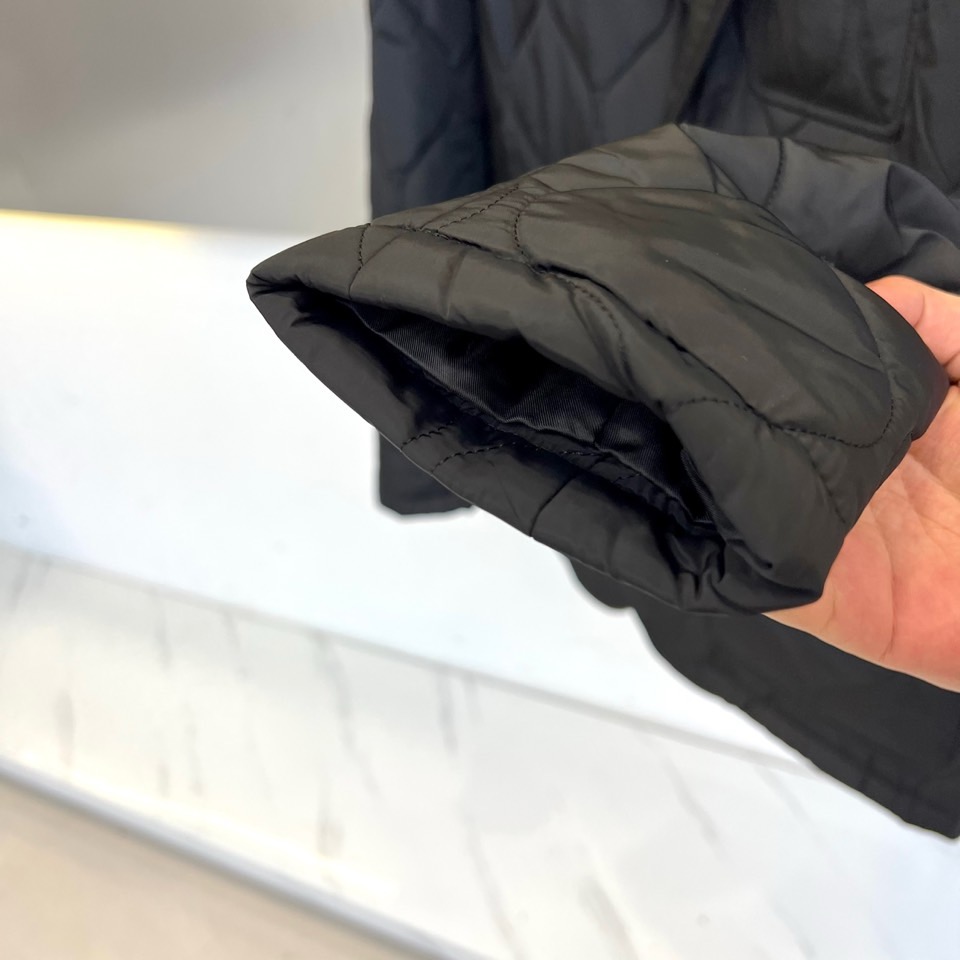 Bur巴宝莉、25秋冬新品 浅卡其绗缝西装外套 | 英伦优雅的当代诠释经典菱格，隽永美学浅卡其色菱形绗缝