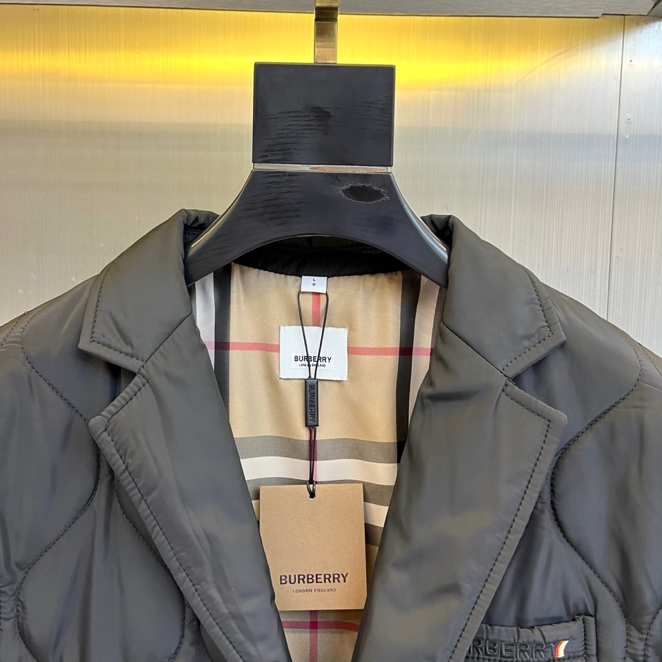 Bur巴宝莉、25秋冬新品 浅卡其绗缝西装外套 | 英伦优雅的当代诠释经典菱格，隽永美学浅卡其色菱形绗缝