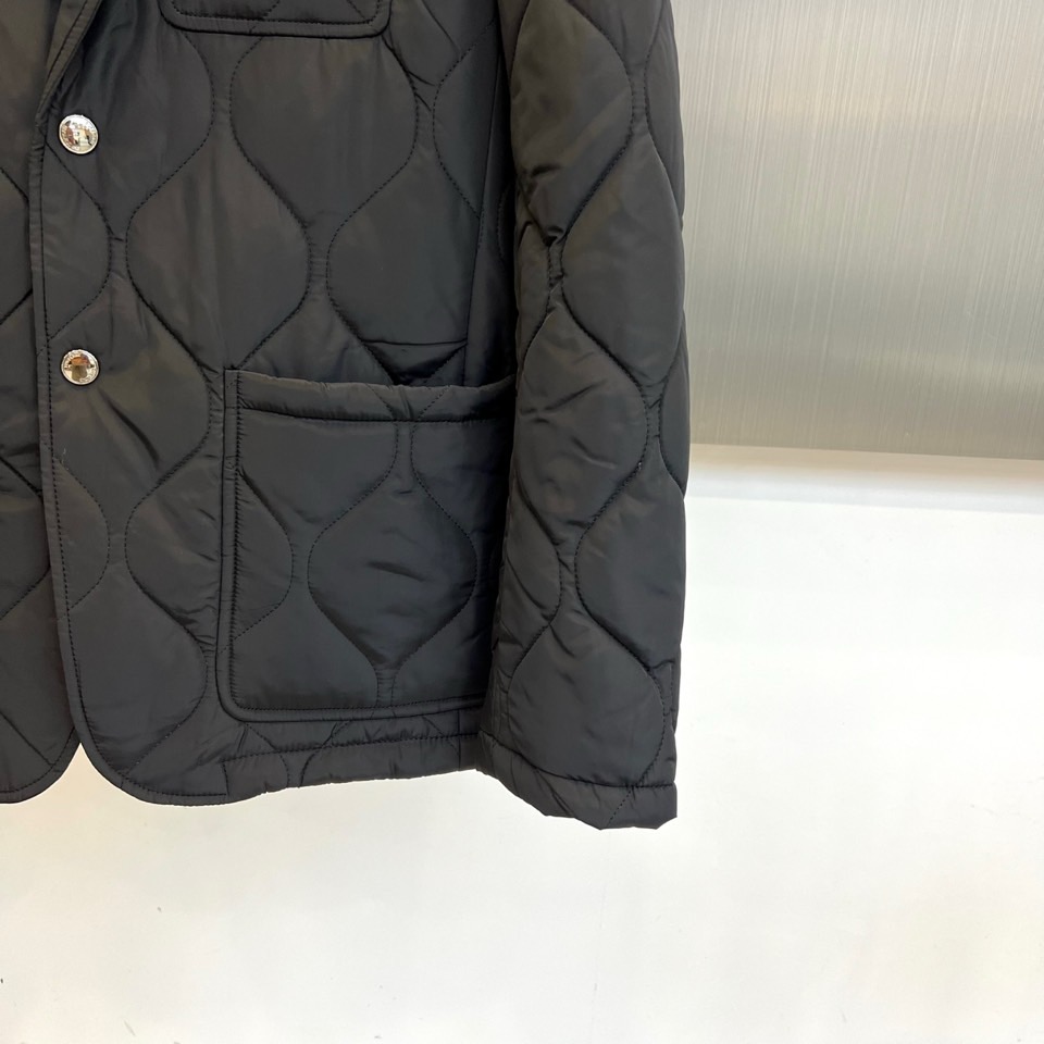 Bur巴宝莉、25秋冬新品 浅卡其绗缝西装外套 | 英伦优雅的当代诠释经典菱格，隽永美学浅卡其色菱形绗缝