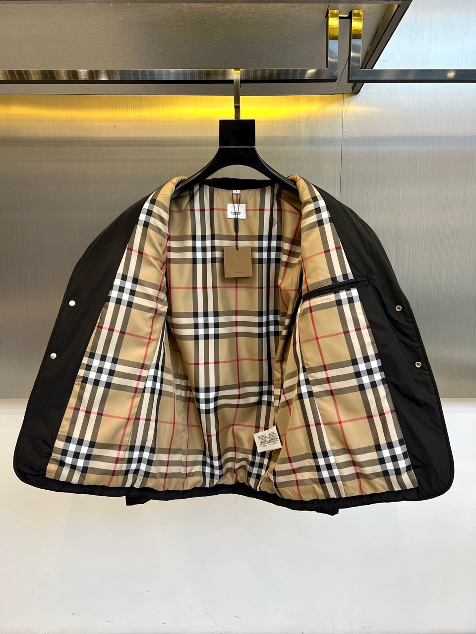 Bur巴宝莉、25秋冬新品 浅卡其绗缝西装外套 | 英伦优雅的当代诠释经典菱格，隽永美学浅卡其色菱形绗缝