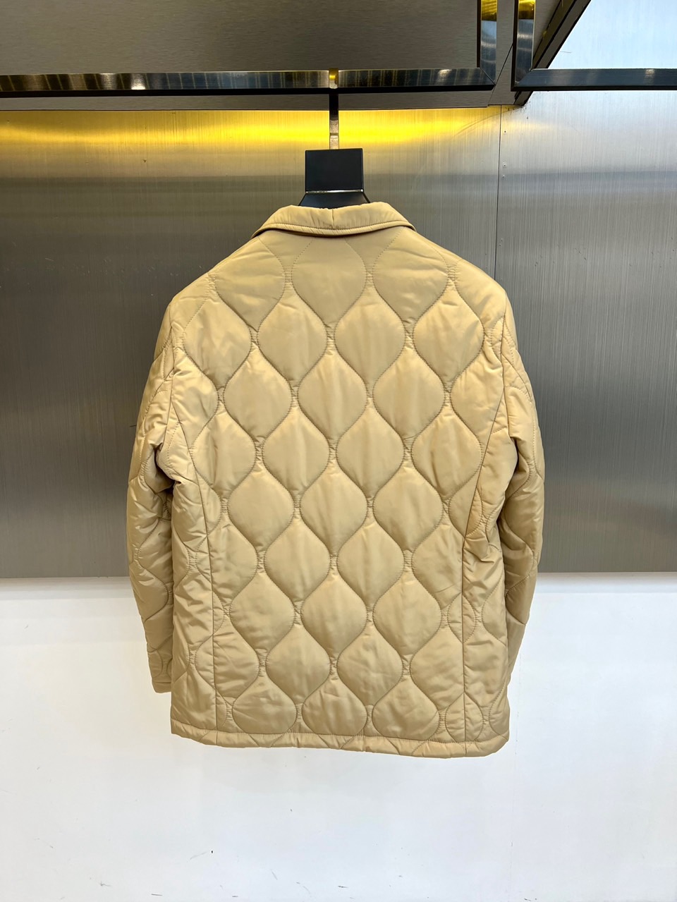 Bur巴宝莉、25秋冬新品 浅卡其绗缝西装外套 | 英伦优雅的当代诠释经典菱格，隽永美学浅卡其色菱形绗缝