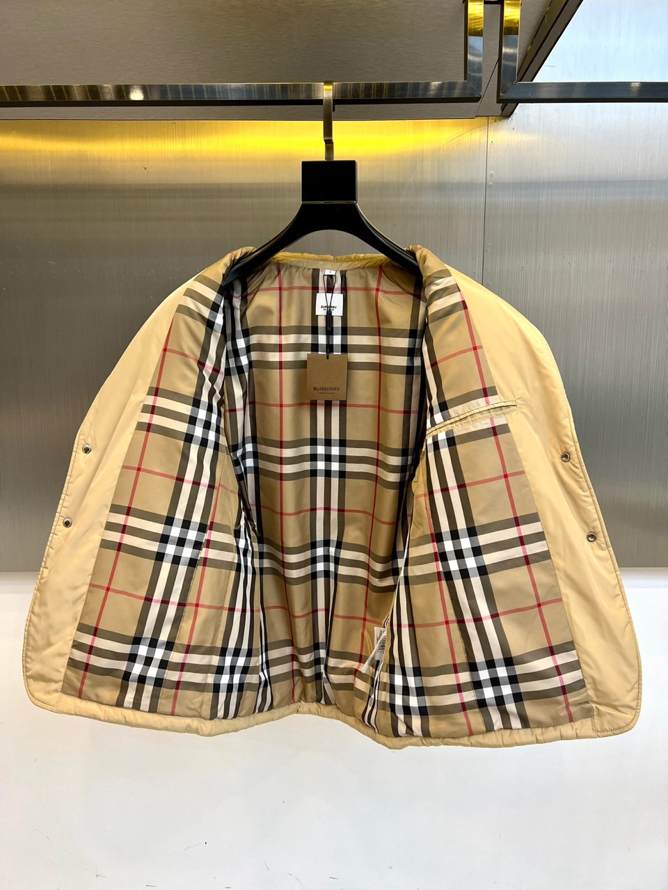 Bur巴宝莉、25秋冬新品 浅卡其绗缝西装外套 | 英伦优雅的当代诠释经典菱格，隽永美学浅卡其色菱形绗缝
