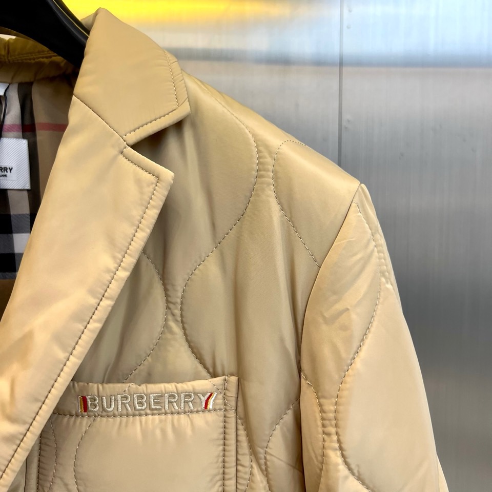 Bur巴宝莉、25秋冬新品 浅卡其绗缝西装外套 | 英伦优雅的当代诠释经典菱格，隽永美学浅卡其色菱形绗缝