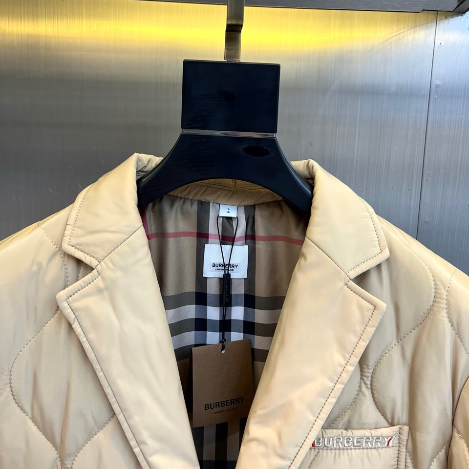 Bur巴宝莉、25秋冬新品 浅卡其绗缝西装外套 | 英伦优雅的当代诠释经典菱格，隽永美学浅卡其色菱形绗缝