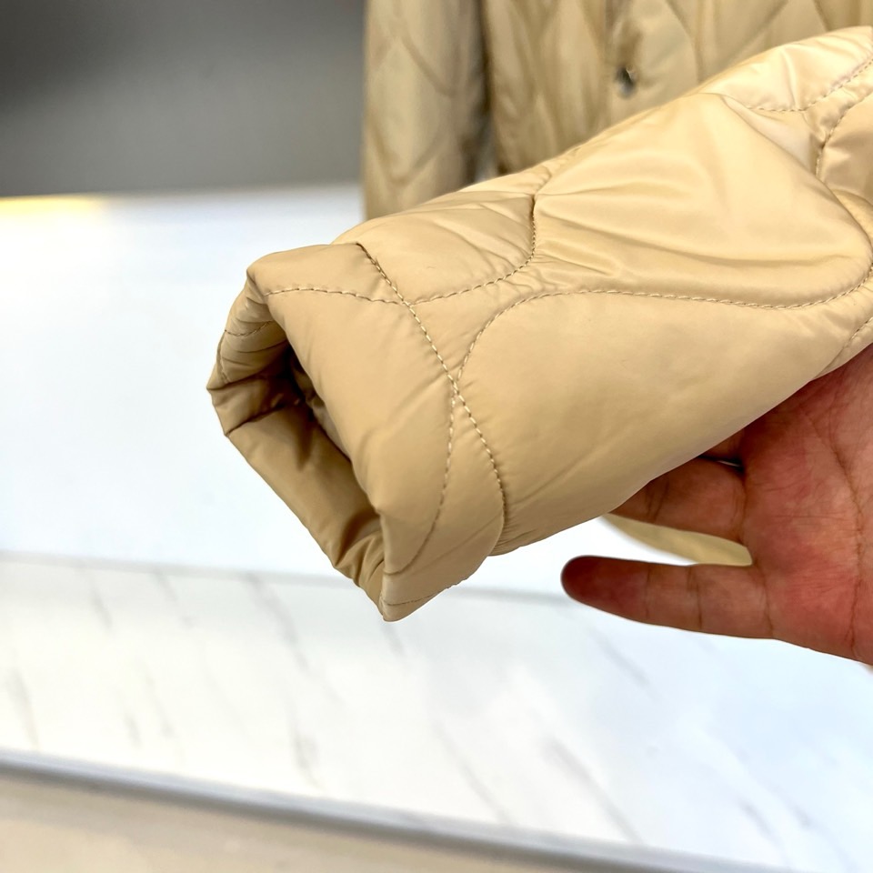 Bur巴宝莉、25秋冬新品 浅卡其绗缝西装外套 | 英伦优雅的当代诠释经典菱格，隽永美学浅卡其色菱形绗缝