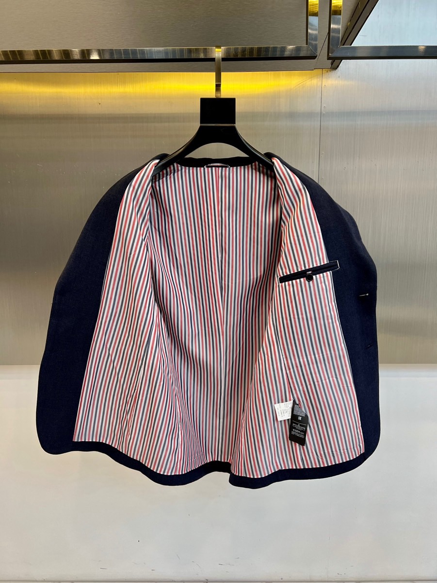 TB汤姆布朗、2025秋冬新品灰色休闲西装，这款西装采用单排两粒扣设计，左胸设有一个贴袋，下摆两侧各配立