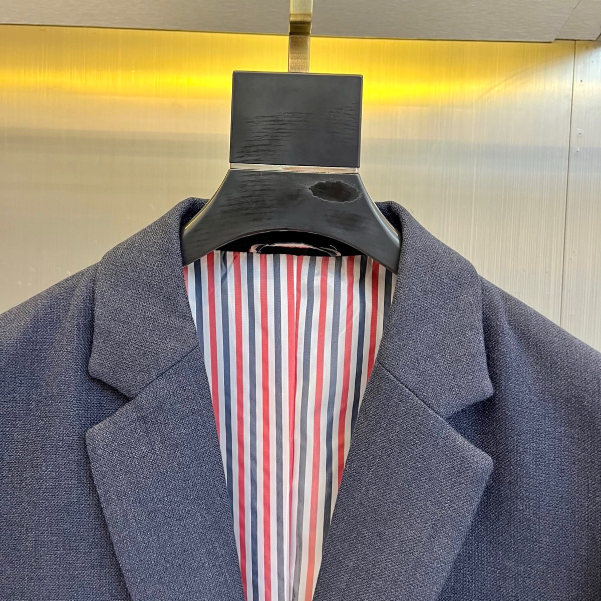 TB汤姆布朗、2025秋冬新品灰色休闲西装，这款西装采用单排两粒扣设计，左胸设有一个贴袋，下摆两侧各配立