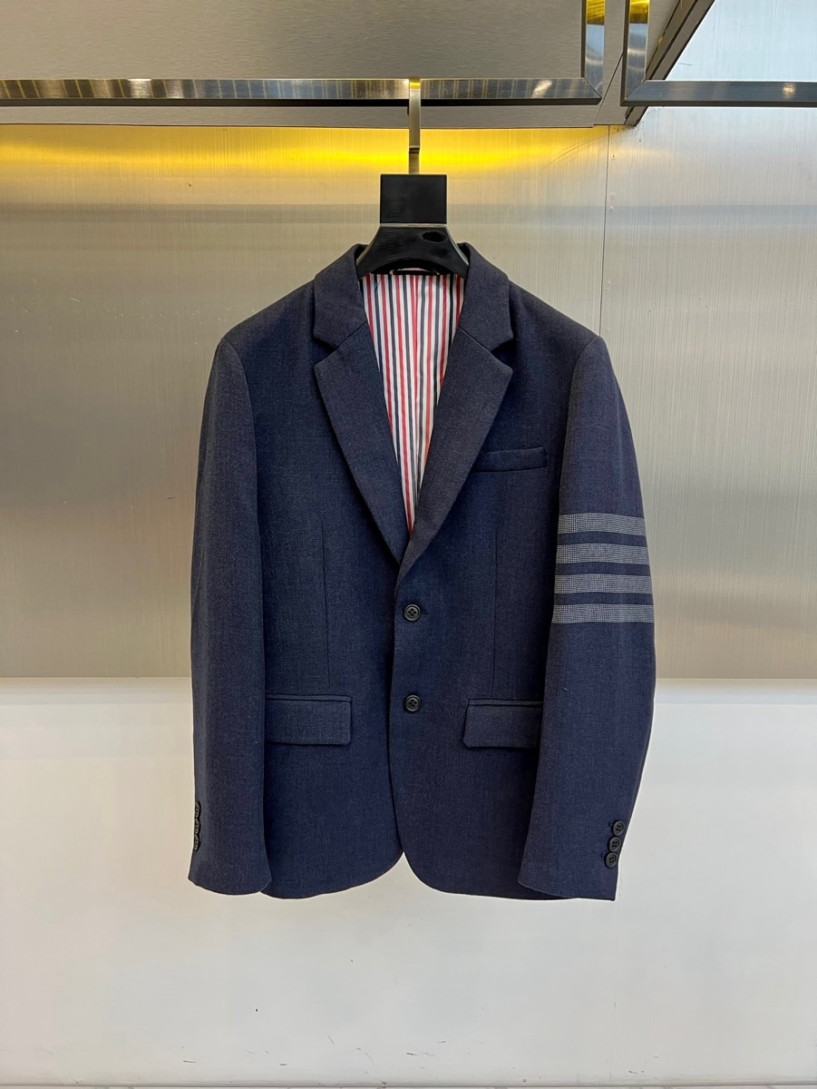 TB汤姆布朗、2025秋冬新品灰色休闲西装，这款西装采用单排两粒扣设计，左胸设有一个贴袋，下摆两侧各配立