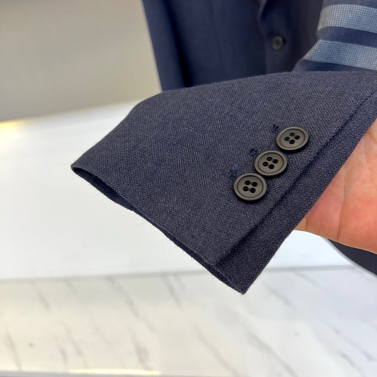 TB汤姆布朗、2025秋冬新品灰色休闲西装，这款西装采用单排两粒扣设计，左胸设有一个贴袋，下摆两侧各配立