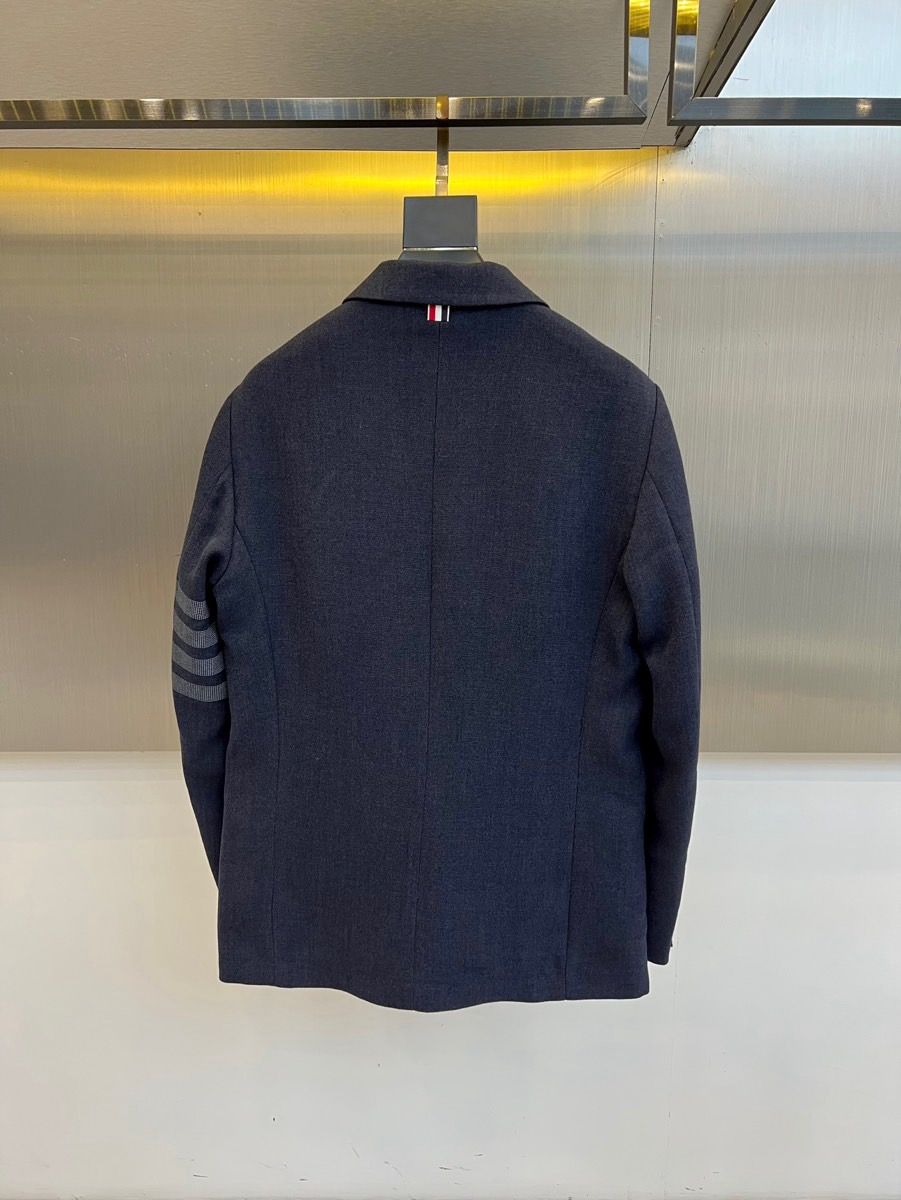 TB汤姆布朗、2025秋冬新品灰色休闲西装，这款西装采用单排两粒扣设计，左胸设有一个贴袋，下摆两侧各配立