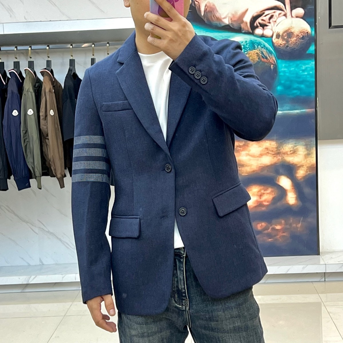 TB汤姆布朗、2025秋冬新品灰色休闲西装，这款西装采用单排两粒扣设计，左胸设有一个贴袋，下摆两侧各配立