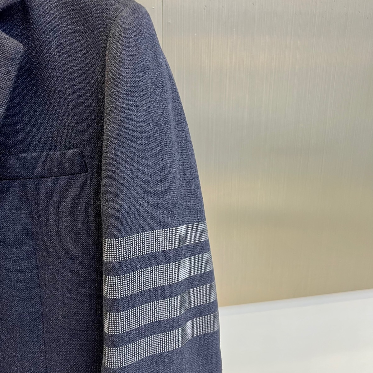 TB汤姆布朗、2025秋冬新品灰色休闲西装，这款西装采用单排两粒扣设计，左胸设有一个贴袋，下摆两侧各配立