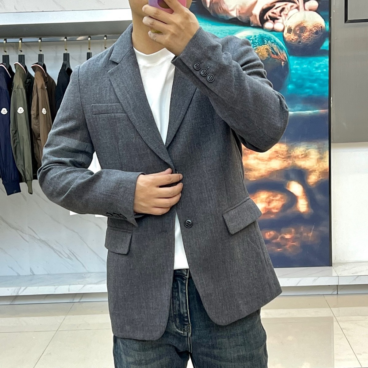 TB汤姆布朗、2025秋冬新品灰色休闲西装，这款西装采用单排两粒扣设计，左胸设有一个贴袋，下摆两侧各配立