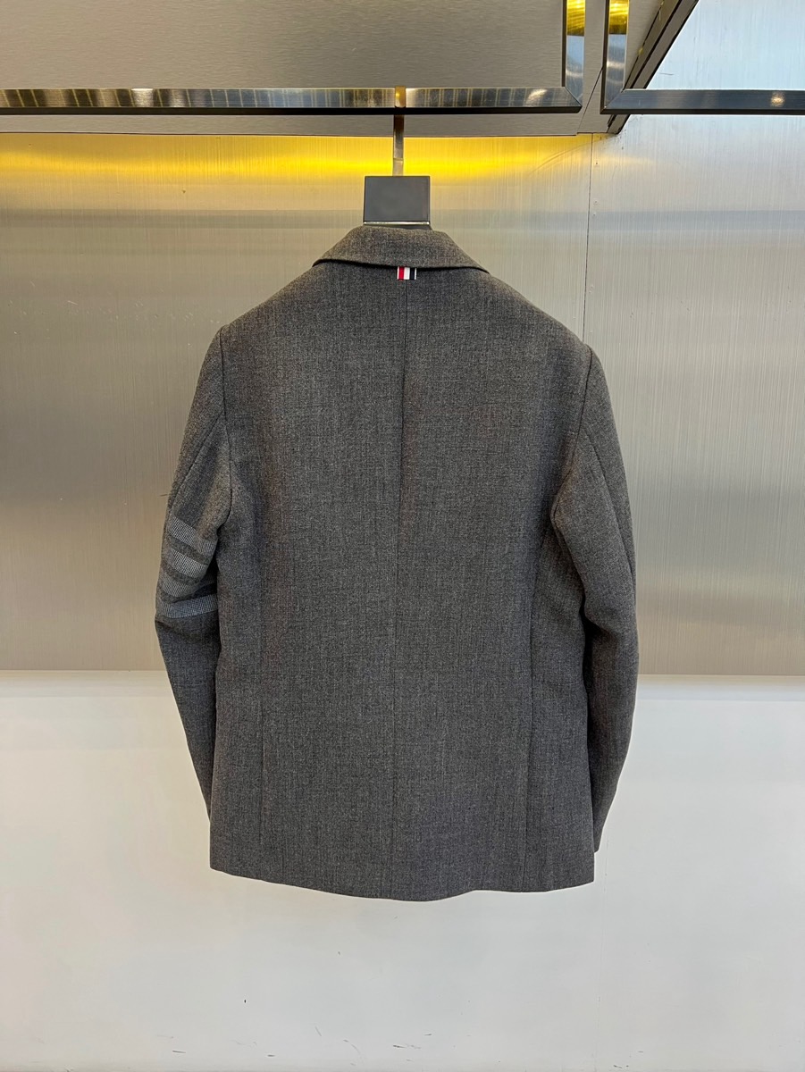 TB汤姆布朗、2025秋冬新品灰色休闲西装，这款西装采用单排两粒扣设计，左胸设有一个贴袋，下摆两侧各配立