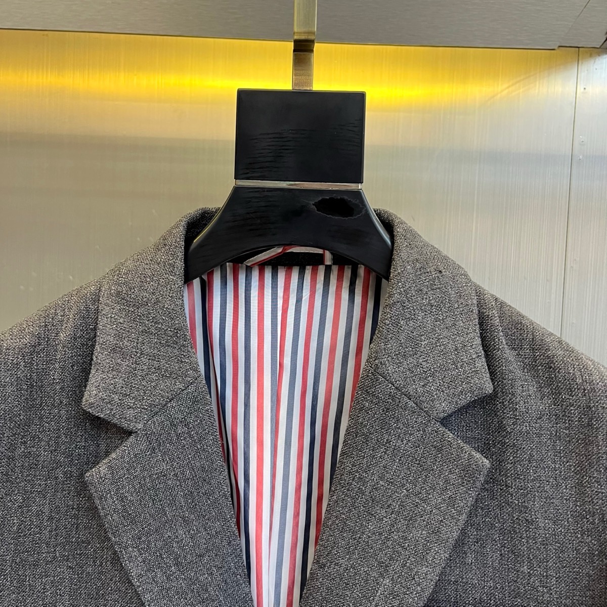 TB汤姆布朗、2025秋冬新品灰色休闲西装，这款西装采用单排两粒扣设计，左胸设有一个贴袋，下摆两侧各配立