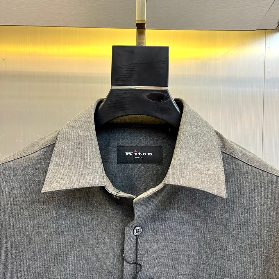 Kiton-2025秋冬新品匠心工艺衬衫。这款卡其色衬衫采用经典翻领设计，前襟搭配五颗天然母贝纽扣，左胸