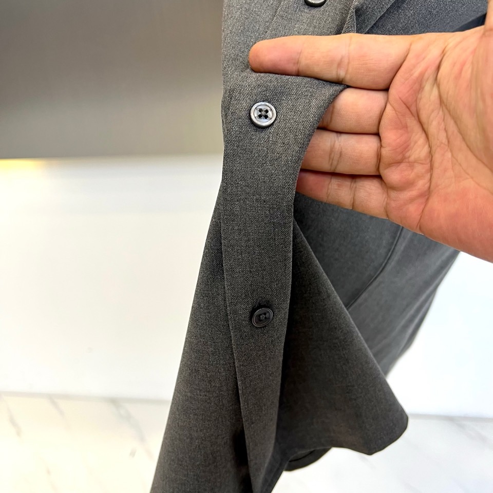 Kiton-2025秋冬新品匠心工艺衬衫。这款卡其色衬衫采用经典翻领设计，前襟搭配五颗天然母贝纽扣，左胸