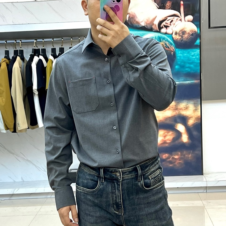 Kiton-2025秋冬新品匠心工艺衬衫。这款卡其色衬衫采用经典翻领设计，前襟搭配五颗天然母贝纽扣，左胸