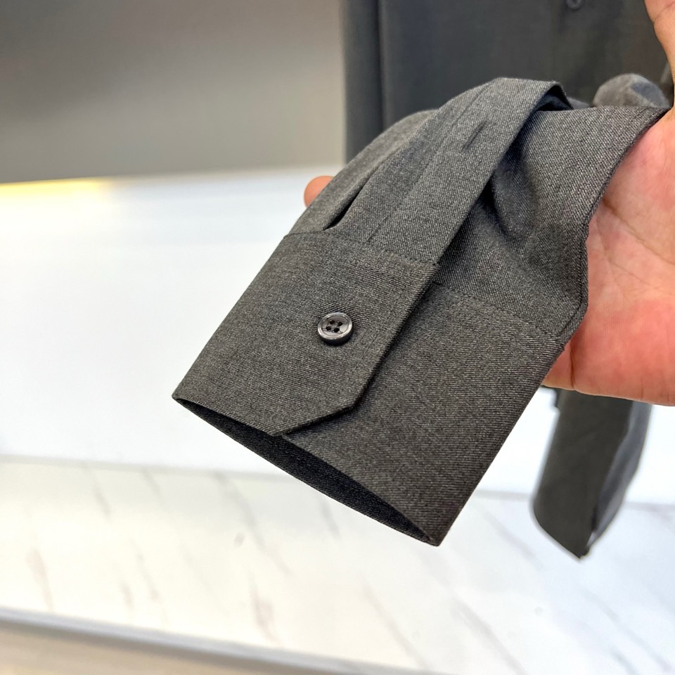 Kiton-2025秋冬新品匠心工艺衬衫。这款卡其色衬衫采用经典翻领设计，前襟搭配五颗天然母贝纽扣，左胸