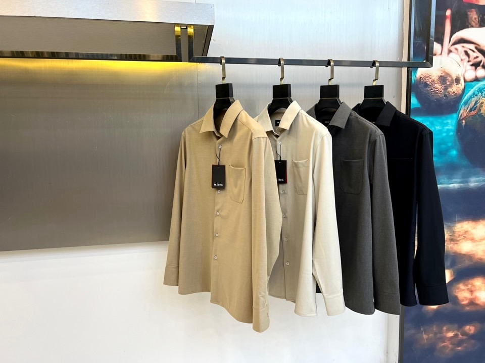 Kiton-2025秋冬新品匠心工艺衬衫。这款卡其色衬衫采用经典翻领设计，前襟搭配五颗天然母贝纽扣，左胸