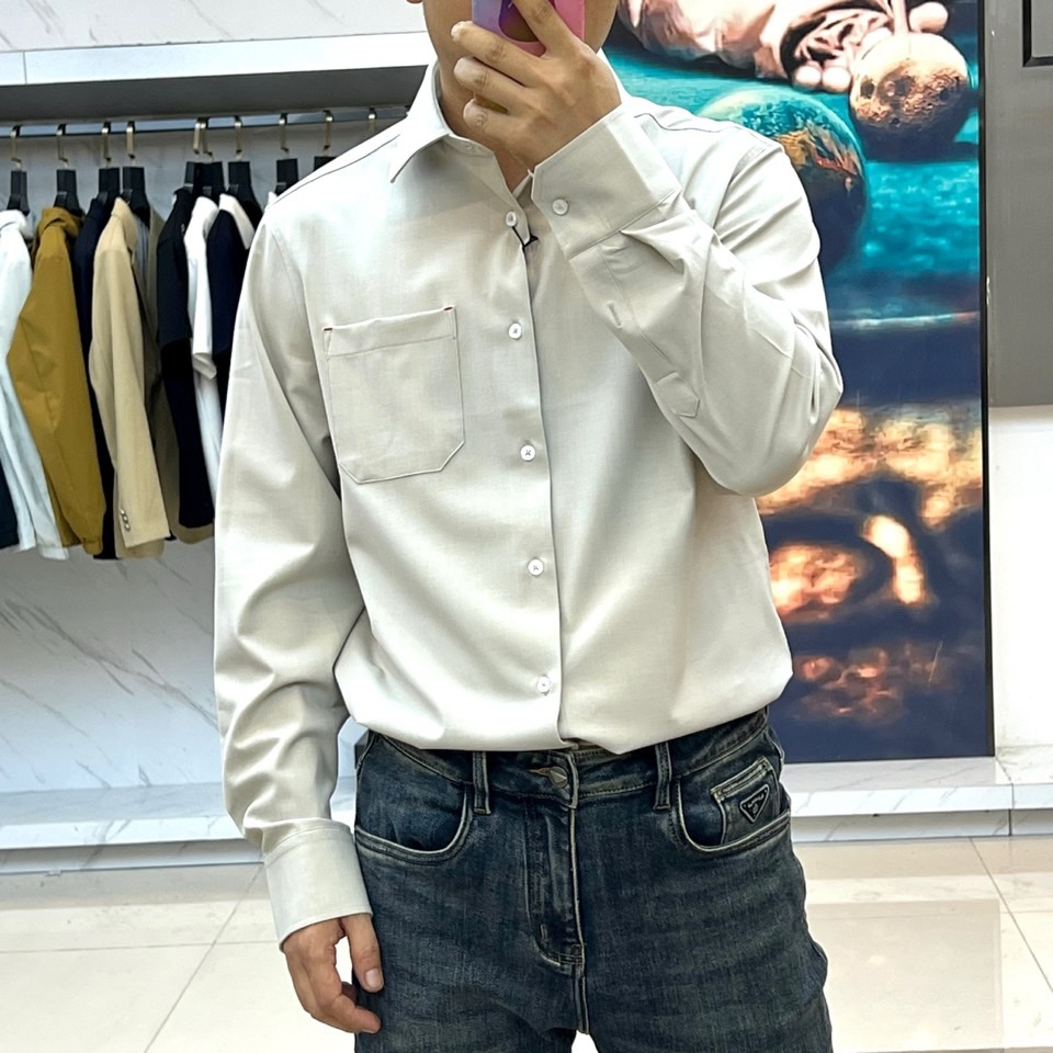 Kiton-2025秋冬新品匠心工艺衬衫。这款卡其色衬衫采用经典翻领设计，前襟搭配五颗天然母贝纽扣，左胸