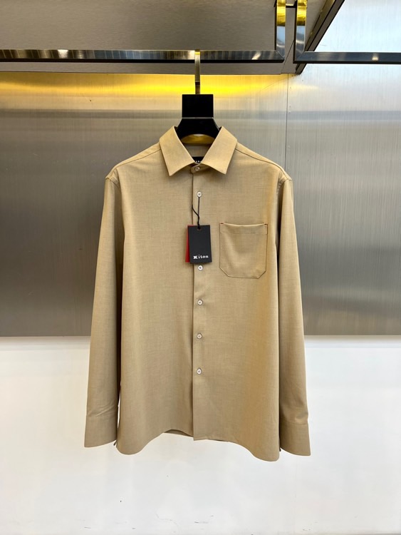 Kiton-2025秋冬新品匠心工艺衬衫。这款卡其色衬衫采用经典翻领设计，前襟搭配五颗天然母贝纽扣，左胸