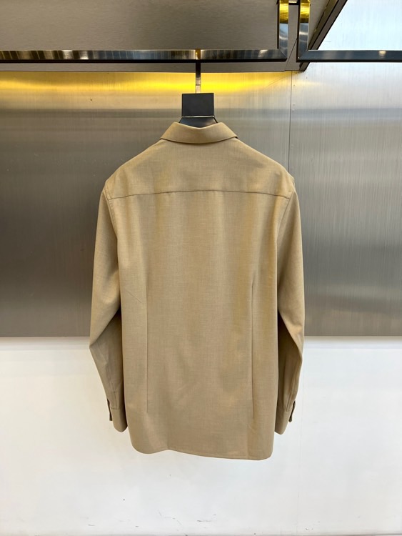 Kiton-2025秋冬新品匠心工艺衬衫。这款卡其色衬衫采用经典翻领设计，前襟搭配五颗天然母贝纽扣，左胸