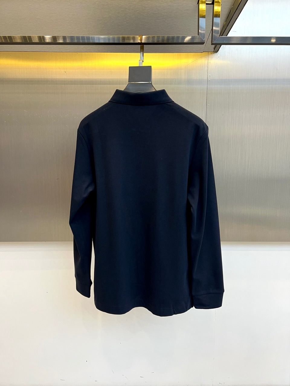 H爱马仕、2025秋冬新品薄绒半拉链翻领长袖上衣，以纯净白色演绎极致简约美学。经典Polo领设计突破传统