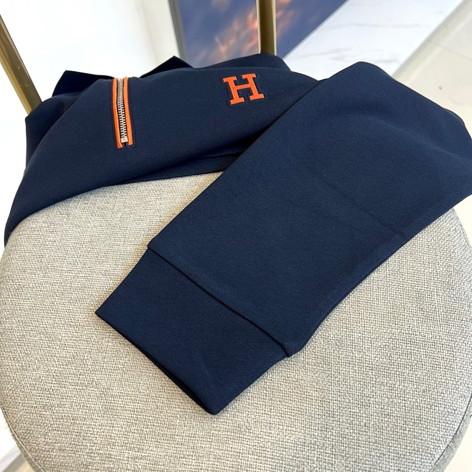 H爱马仕、2025秋冬新品薄绒半拉链翻领长袖上衣，以纯净白色演绎极致简约美学。经典Polo领设计突破传统