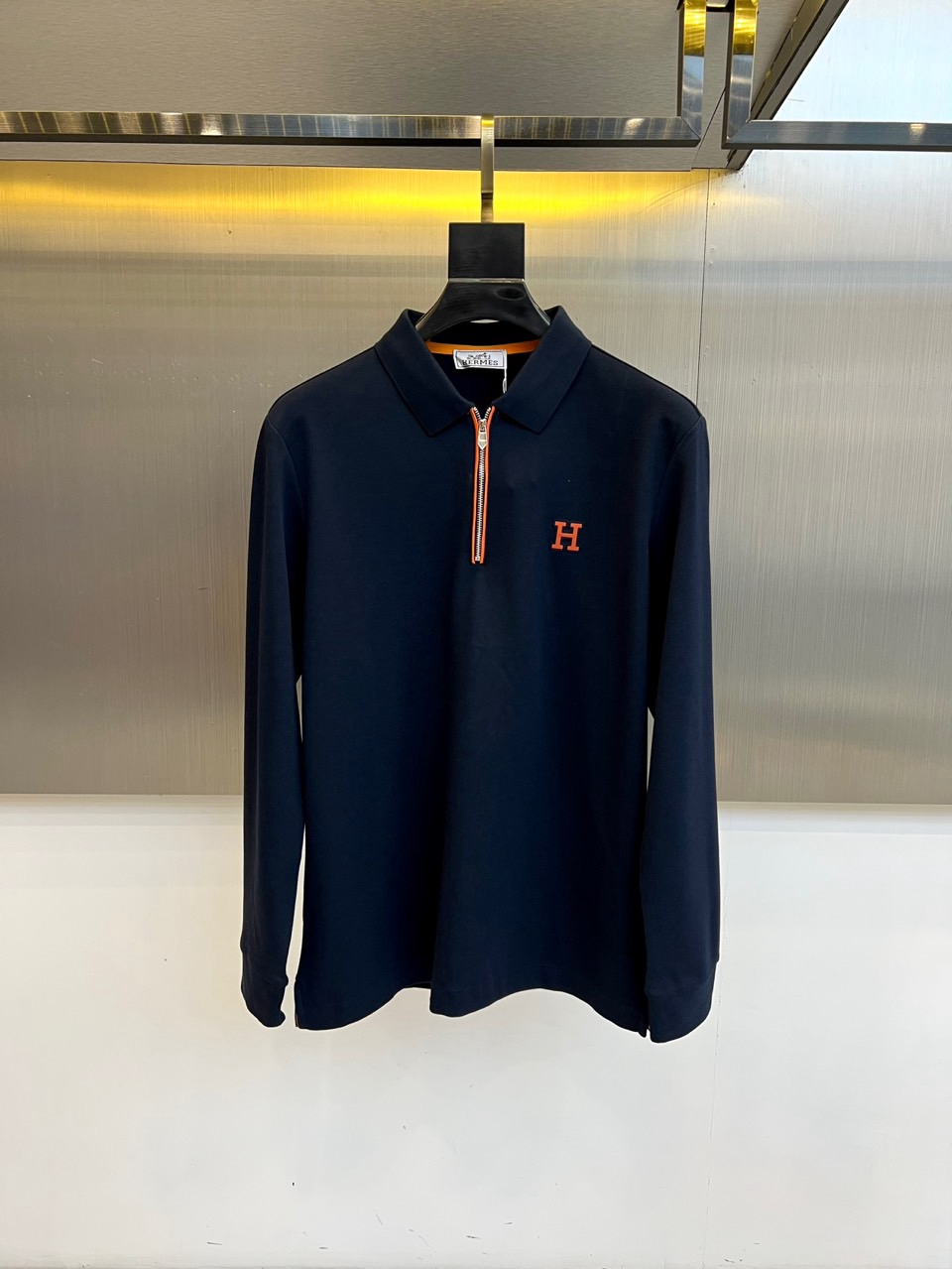 H爱马仕、2025秋冬新品薄绒半拉链翻领长袖上衣，以纯净白色演绎极致简约美学。经典Polo领设计突破传统