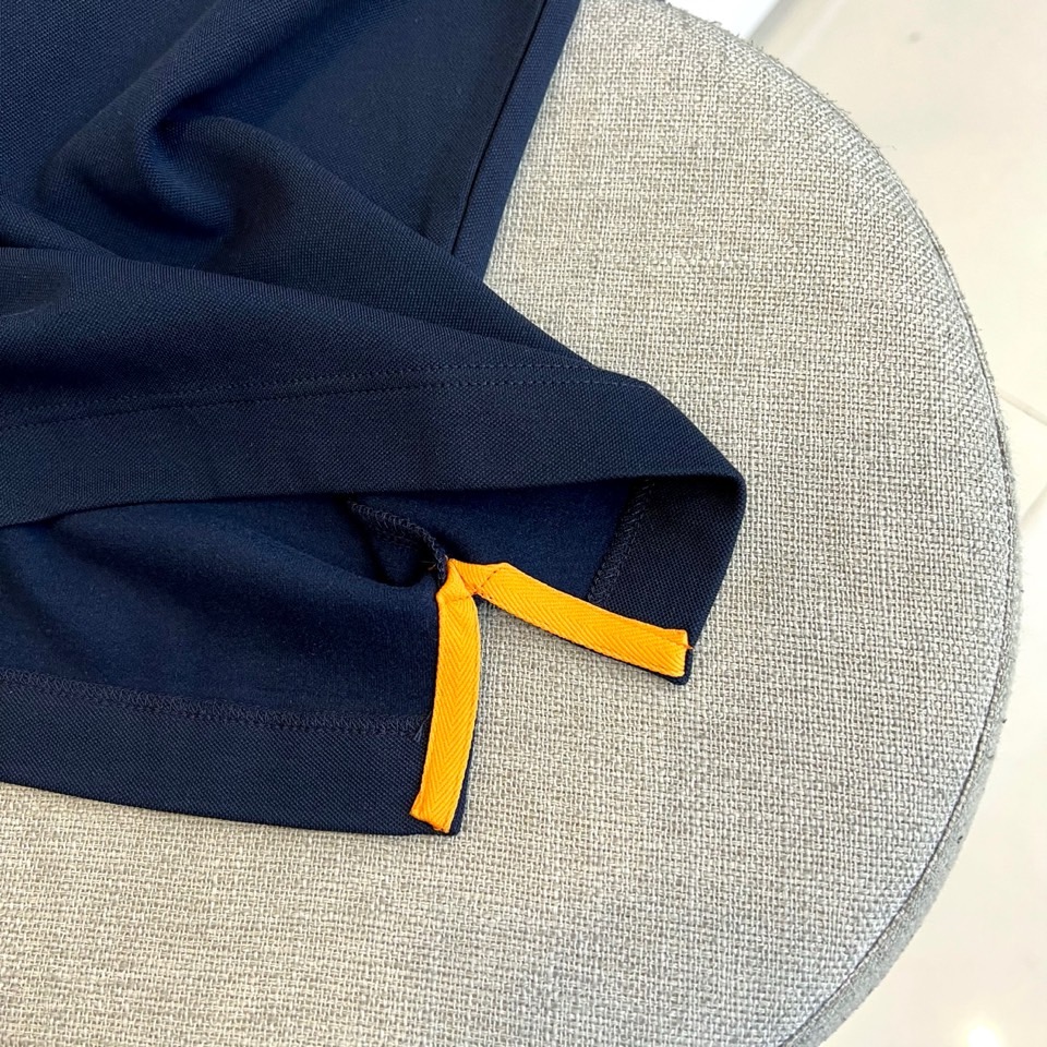 H爱马仕、2025秋冬新品薄绒半拉链翻领长袖上衣，以纯净白色演绎极致简约美学。经典Polo领设计突破传统