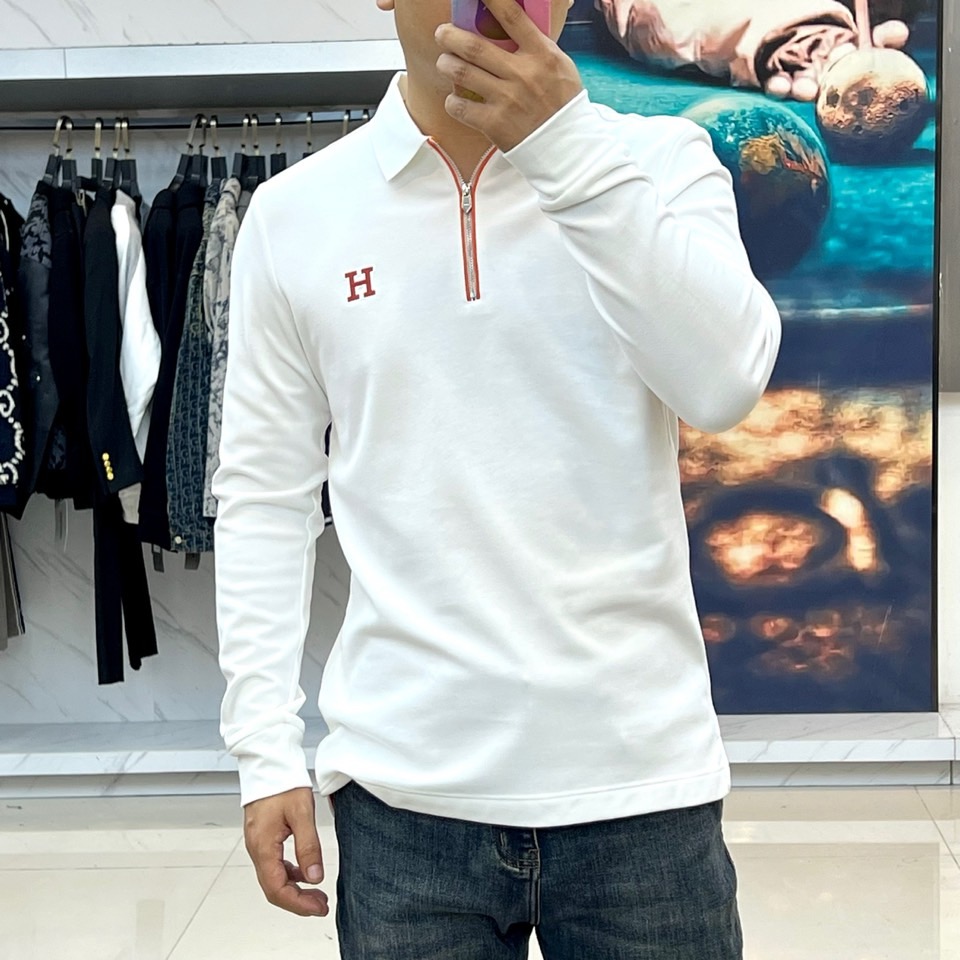 H爱马仕、2025秋冬新品薄绒半拉链翻领长袖上衣，以纯净白色演绎极致简约美学。经典Polo领设计突破传统