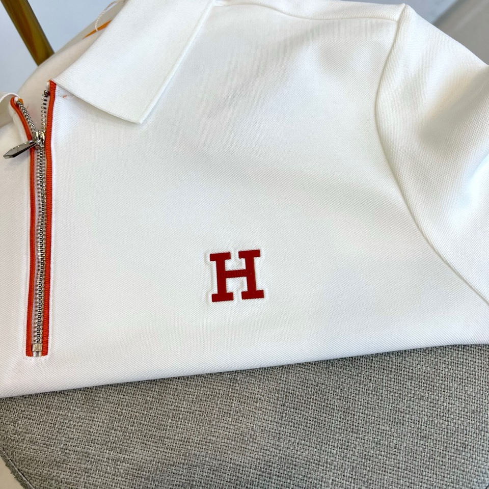 H爱马仕、2025秋冬新品薄绒半拉链翻领长袖上衣，以纯净白色演绎极致简约美学。经典Polo领设计突破传统