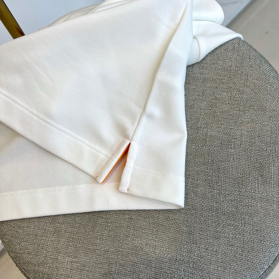 H爱马仕、2025秋冬新品薄绒半拉链翻领长袖上衣，以纯净白色演绎极致简约美学。经典Polo领设计突破传统