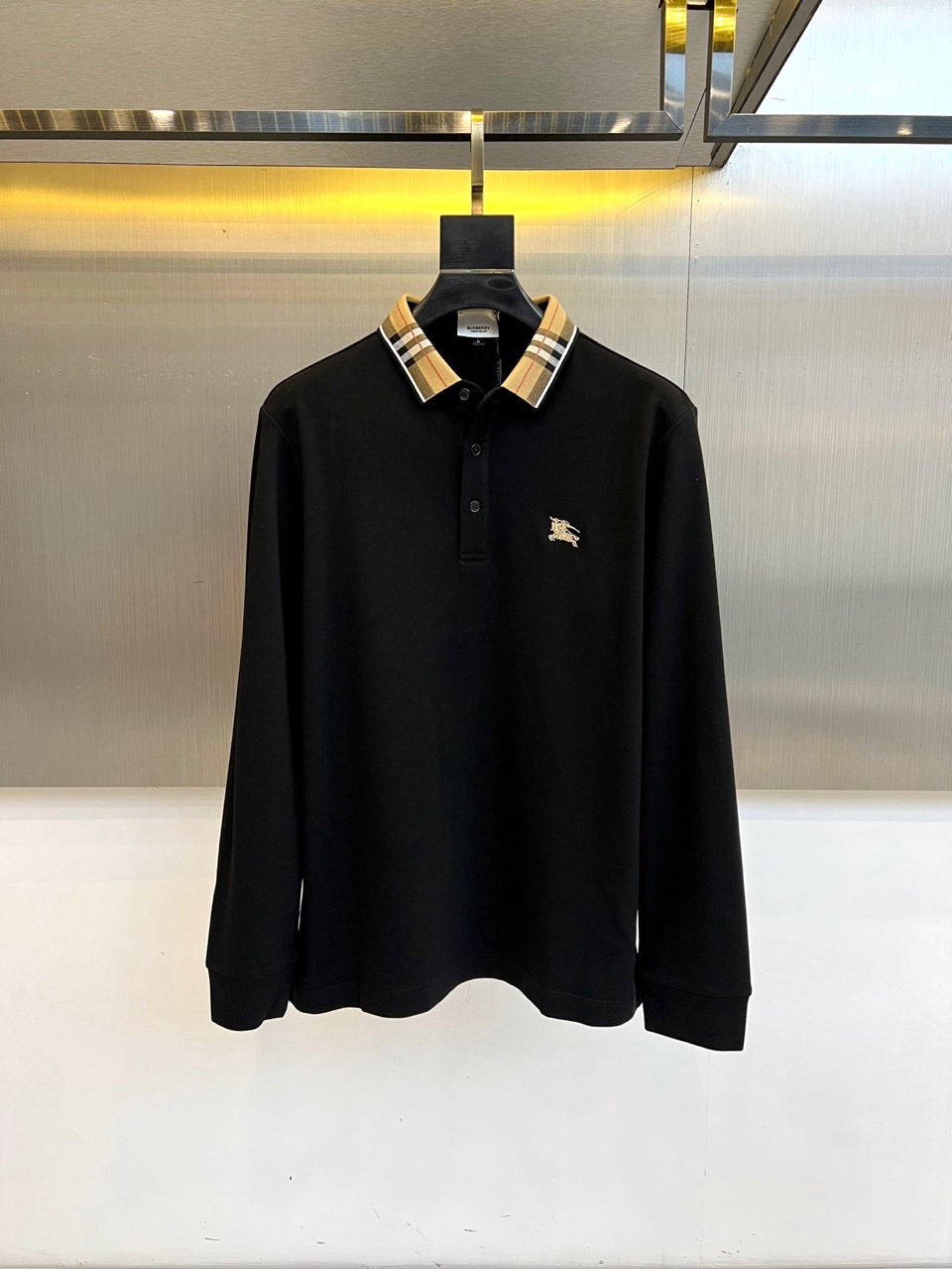 Bur巴宝莉、2025秋冬新品长袖Polo衫，采用高品质薄绒面料打造，触感柔软细腻且具备良好的保暖性。经