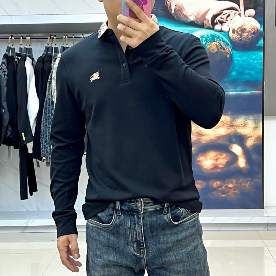 Bur巴宝莉、2025秋冬新品长袖Polo衫，采用高品质薄绒面料打造，触感柔软细腻且具备良好的保暖性。经