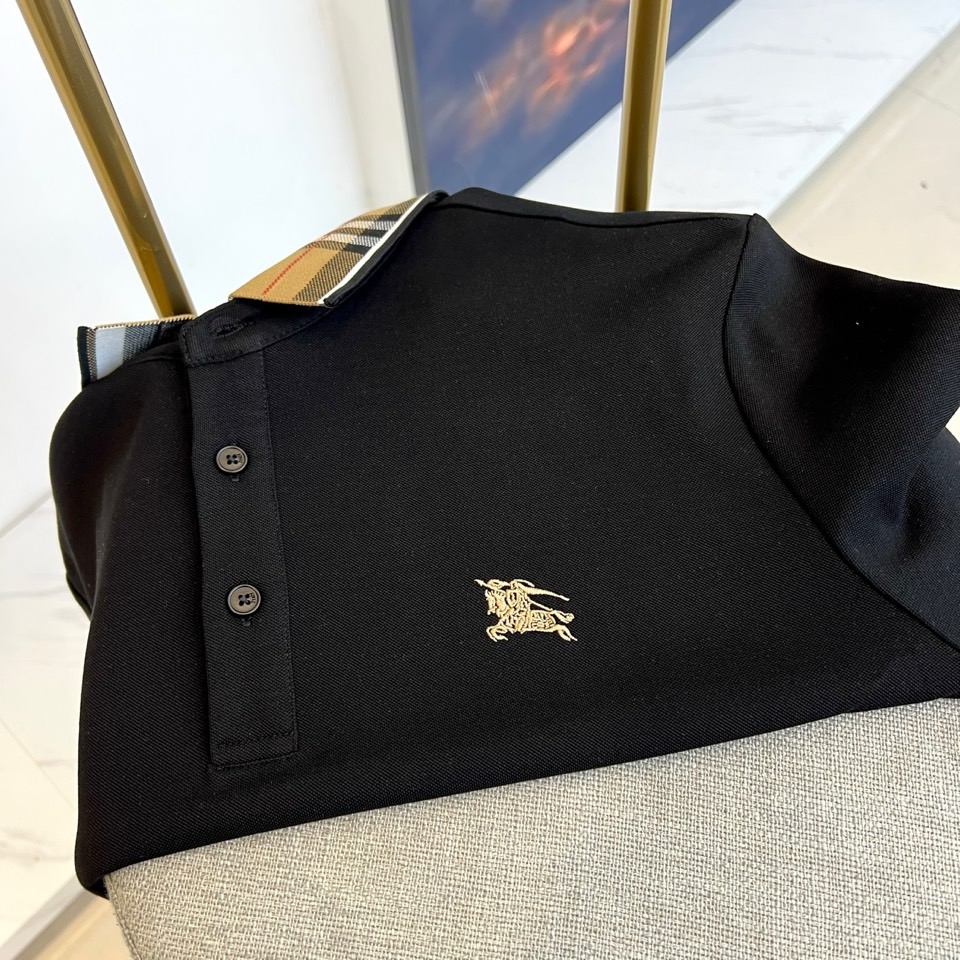 Bur巴宝莉、2025秋冬新品长袖Polo衫，采用高品质薄绒面料打造，触感柔软细腻且具备良好的保暖性。经