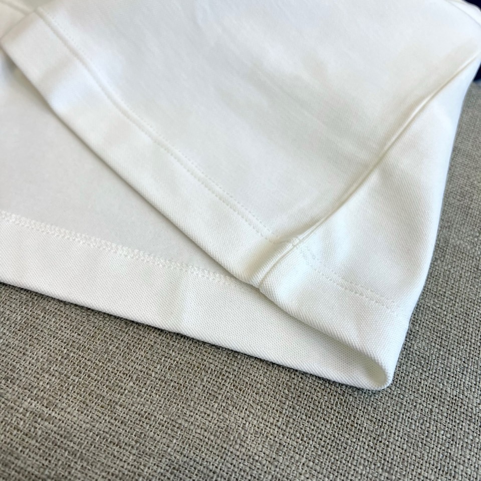 Bur巴宝莉、2025秋冬新品长袖Polo衫，采用高品质薄绒面料打造，触感柔软细腻且具备良好的保暖性。经