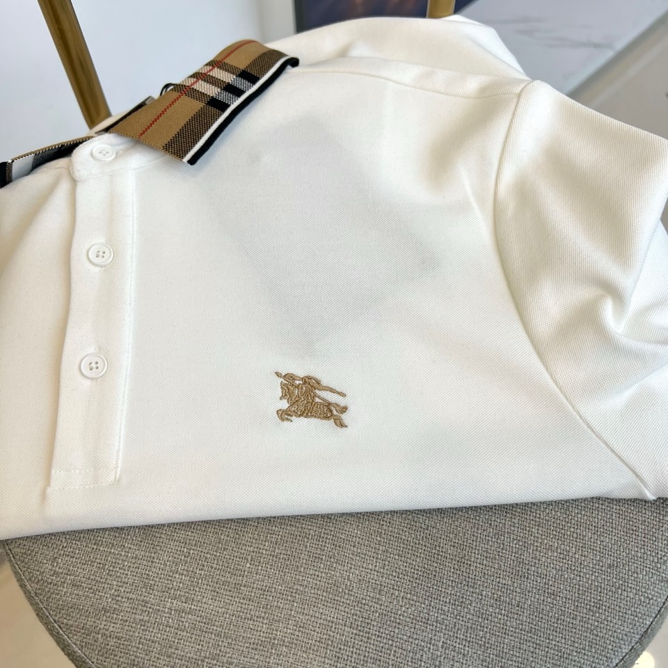 Bur巴宝莉、2025秋冬新品长袖Polo衫，采用高品质薄绒面料打造，触感柔软细腻且具备良好的保暖性。经