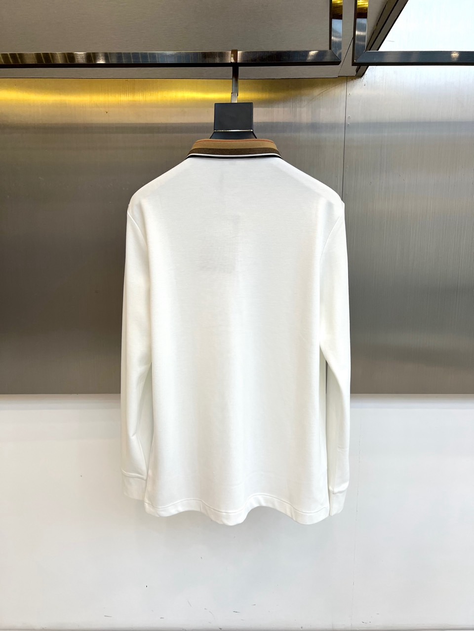 Bur巴宝莉、2025秋冬新品长袖Polo衫，采用高品质薄绒面料打造，触感柔软细腻且具备良好的保暖性。经