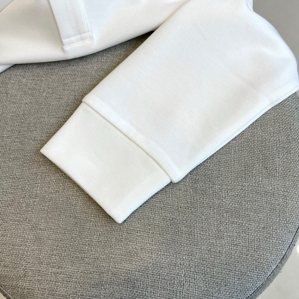 Bur巴宝莉、2025秋冬新品长袖Polo衫，采用高品质薄绒面料打造，触感柔软细腻且具备良好的保暖性。经