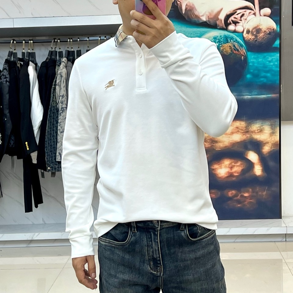 Bur巴宝莉、2025秋冬新品长袖Polo衫，采用高品质薄绒面料打造，触感柔软细腻且具备良好的保暖性。经