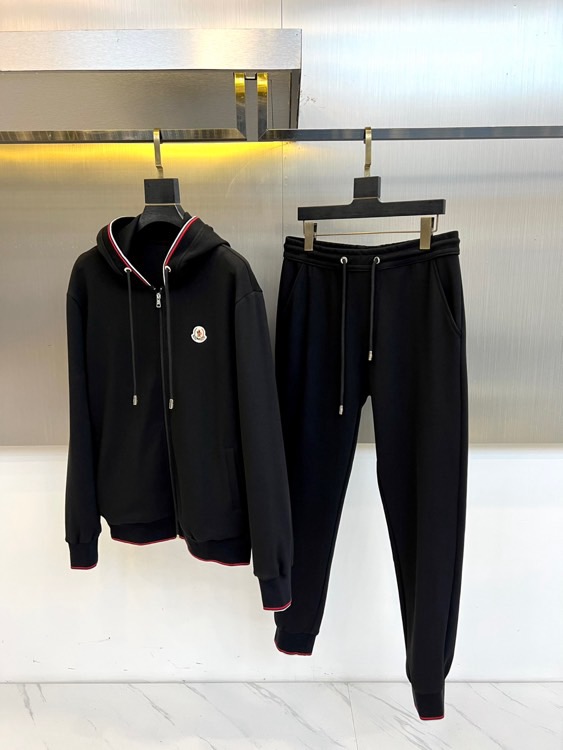 Mon蒙口、2025秋冬暖意新作蒙口连帽运动套装，慵懒与型格皆不设限。蒙口连帽运动套装以细腻质感打破沉闷