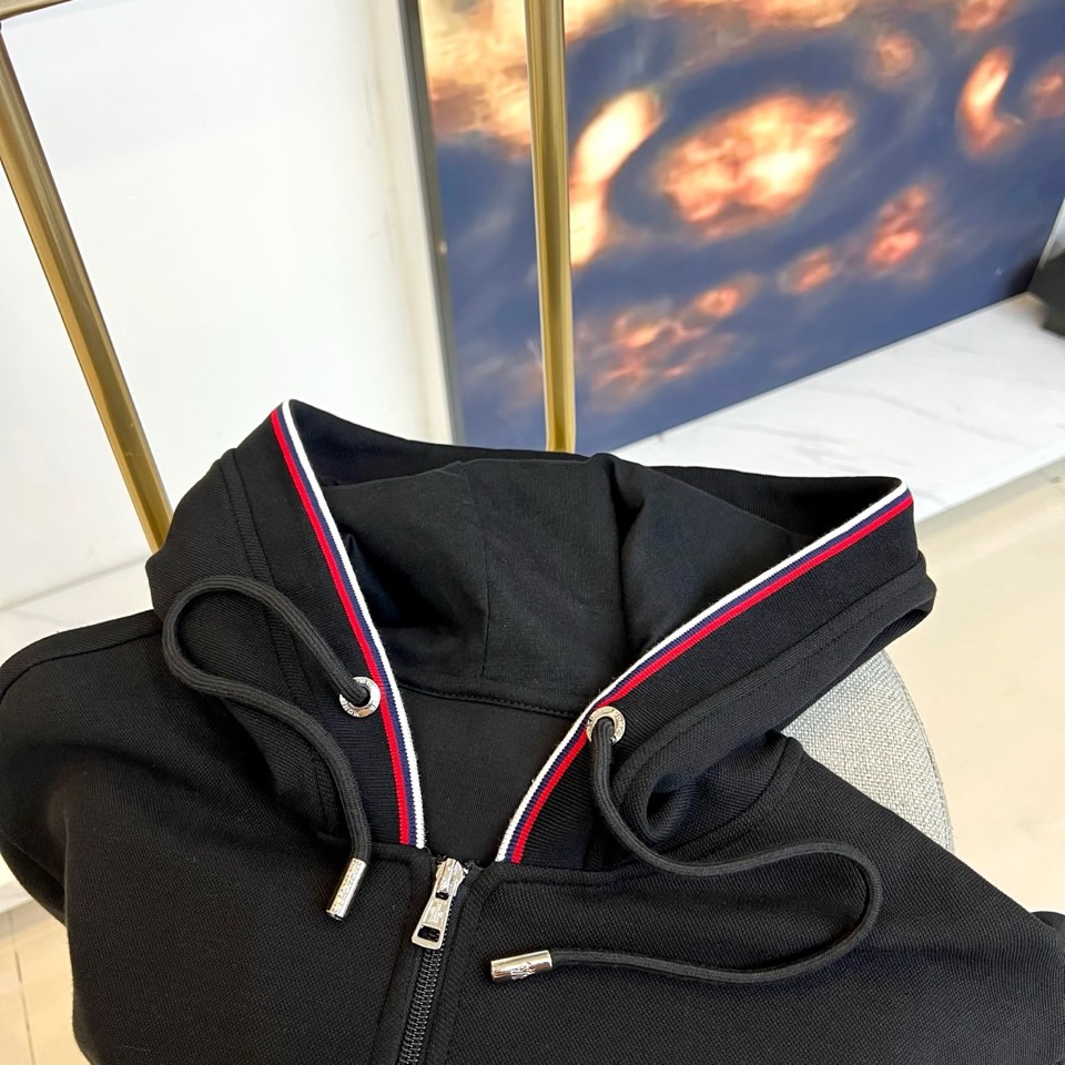 Mon蒙口、2025秋冬暖意新作蒙口连帽运动套装，慵懒与型格皆不设限。蒙口连帽运动套装以细腻质感打破沉闷