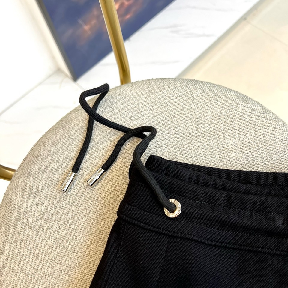 Mon蒙口、2025秋冬暖意新作蒙口连帽运动套装，慵懒与型格皆不设限。蒙口连帽运动套装以细腻质感打破沉闷