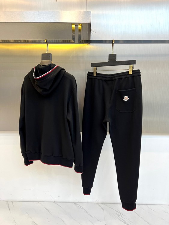 Mon蒙口、2025秋冬暖意新作蒙口连帽运动套装，慵懒与型格皆不设限。蒙口连帽运动套装以细腻质感打破沉闷
